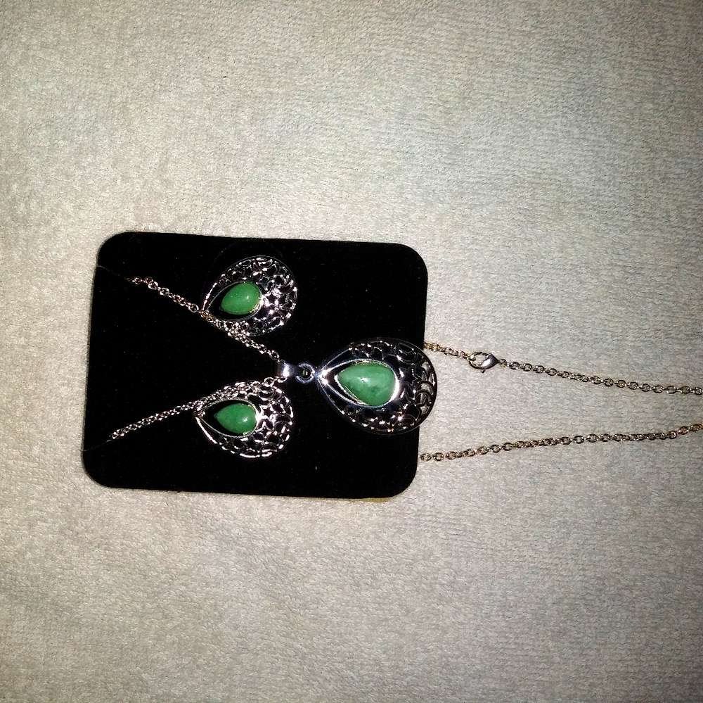 2 piece costume jewelry set never worn